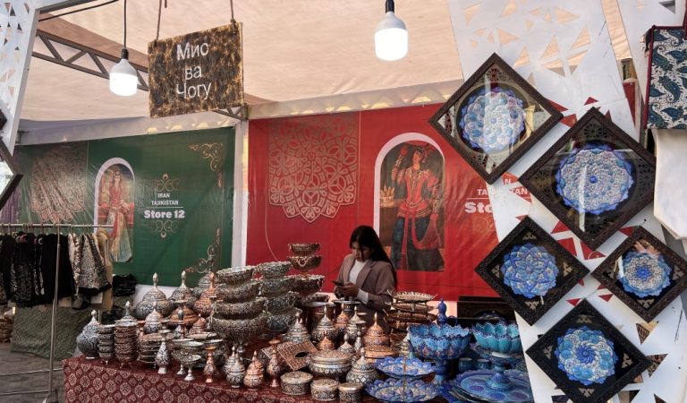 Фарҳангу ҳунари Тоҷикистону Эрон дар кӯчаи Куруши Кабири Душанбе