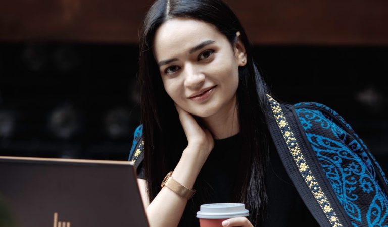 Порае аз ҳаёт дар ҳар як хӯрок. Чӣ гуна духтари тоҷик IT-ро бо пухтупаз якҷо мекунад