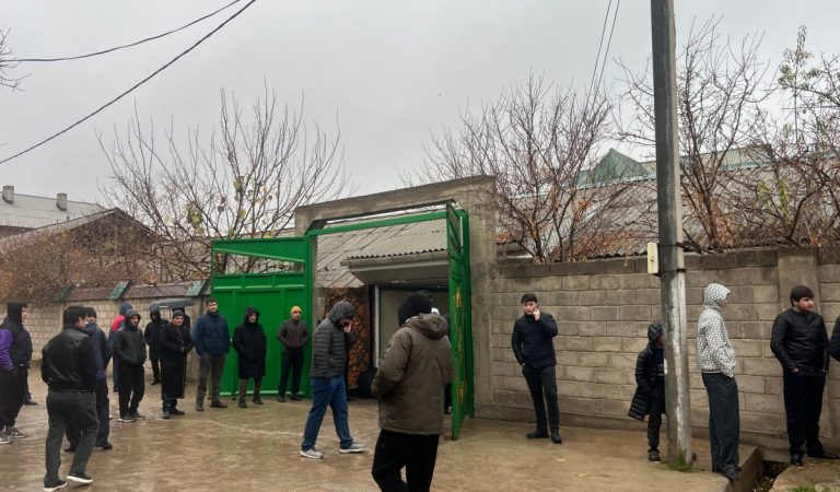 Ба модари Қобилҷон Алиев хона тақдим кардаанд