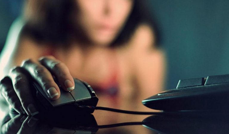 Дар Тоҷикистон ҷазо барои “шантаж”-и онлайнӣ ё “интиқоми порнографӣ” чӣ гуна аст?