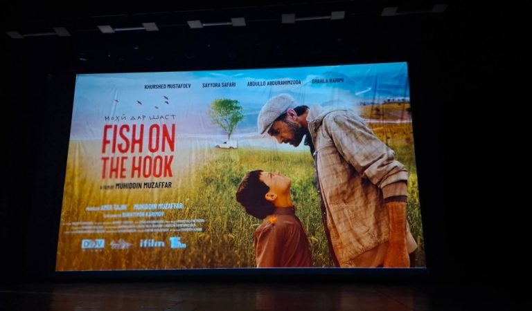 Раҳоӣ аз бандҳои зиндагӣ. Чӣ гуна қаҳрамонони филми “Моҳӣ дар шаст” гиреҳкушоӣ карданд