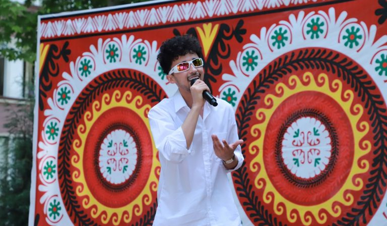 Байни нотаҳо ва ихтироъҳо. Чӣ тавр сарояндаи тоҷик технологияҳои ояндаро месозад