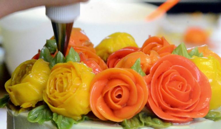 «Торт не может быть свежим». Что обычно не договаривают кондитеры