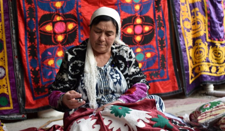 Сӯзанӣ ба рӯзи шодию ғам. Зане дар Панҷакент беш аз ним аср боз сӯзанӣ медӯзад