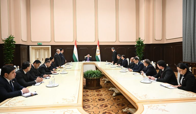 Эмомалӣ Раҳмон раисони чанде аз шаҳру ноҳияҳоро аз вазифа озод кард