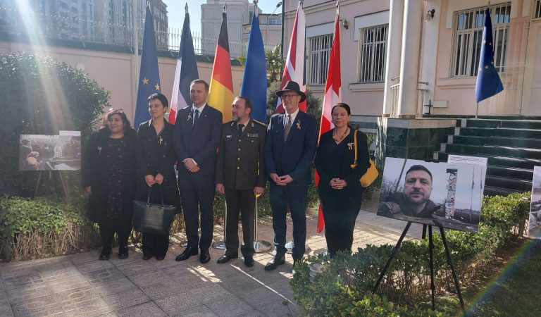 Украина смогла выстоять. В Душанбе почтили память погибших в войне в Украине