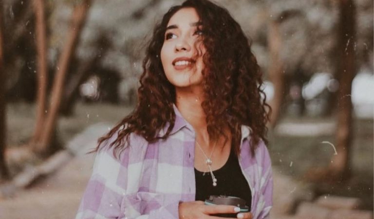 От дневниковых записей до изданных книг. Как девушка из Таджикистана пишет истории о любви