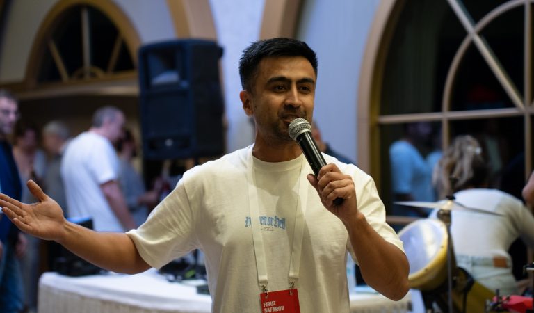 Шутки про банки, знаменитостей и странности жизни: как ведущий Фируз Сафаров поднимает настроение таджикистанцам