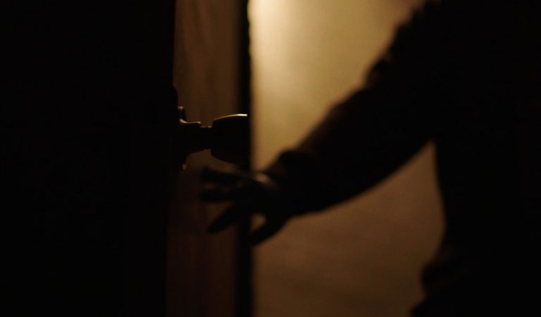 Писар падарашро ду рӯз бо банду “скоч” баста нигоҳ доштааст