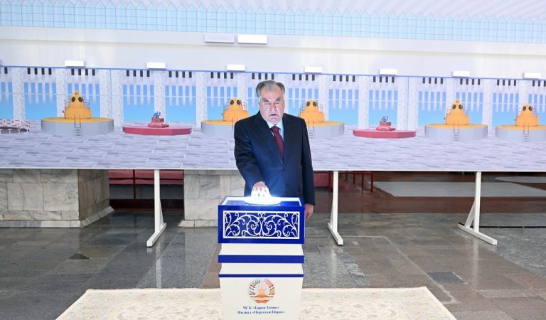 Эмомалӣ Раҳмон дар Хатлон чархаи №7-и НБО «Норак»-ро пас аз навсозӣ ба истифода дод