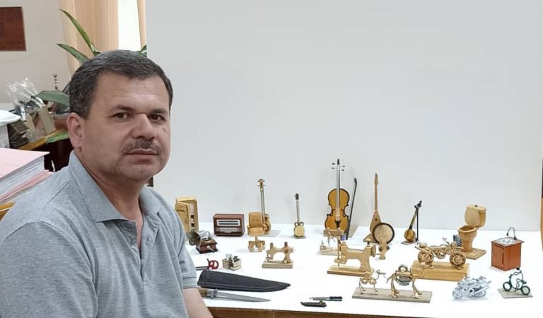 Мир на ладони. Как сотрудник Госархива Таджикистана превратил свой кабинет в музей миниатюр