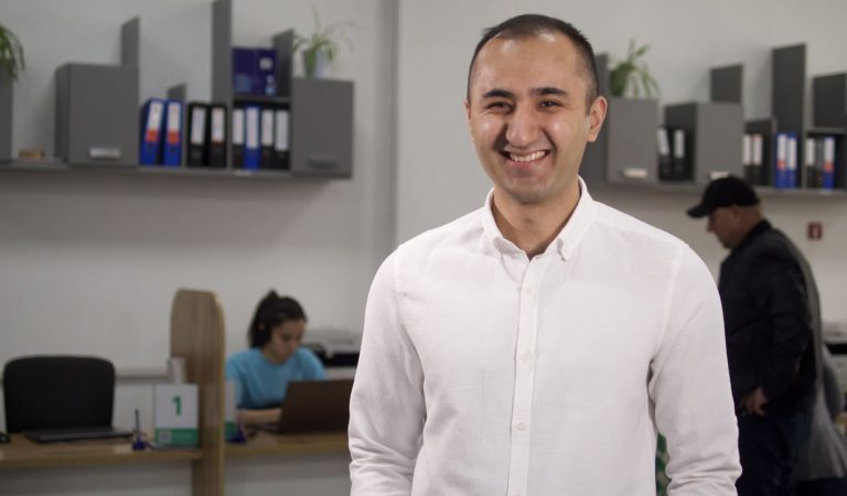 Клей из муки, шахматные угрозы и 40% потери в зарплате. История Хушанга Мирзо