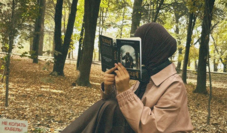 «Родные не знают, что я увлекаюсь видео». Кто снял трогательную историю о том, как мужчина в Душанбе выкупил все цветы у бабушки