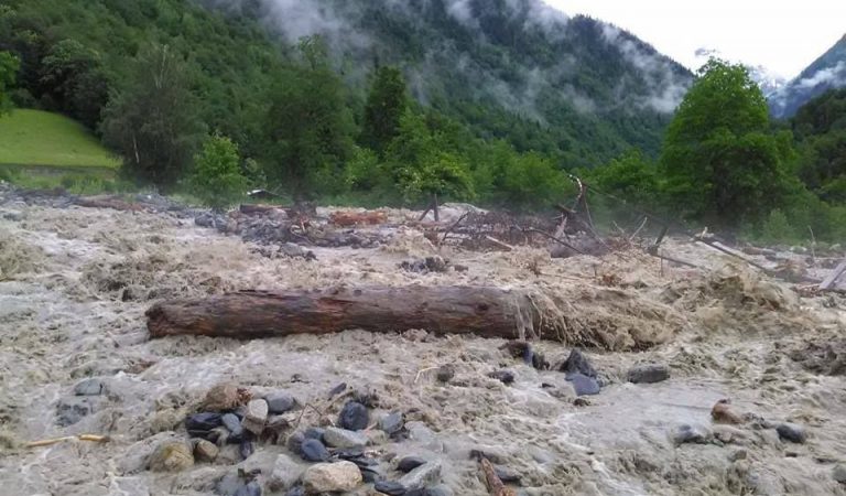 Борону барф ва сел: КҲФ аз ноустувор шудани вазъи ҳаво дар Тоҷикистон ҳушдор дод