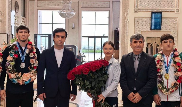 Ба ҳар як ҷоизадори Чемпионати Осиё 100 ҳазор сомонӣ тақдим шуд