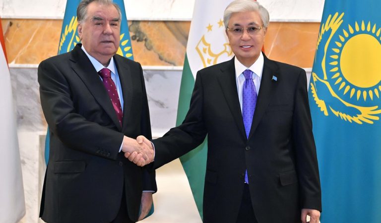 Эмомалӣ Раҳмон бо Қосим-Ҷомарт Тоқаев дар Остона мулоқот намуд