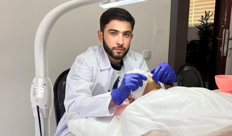 «Сначала смеялись – теперь записываются». История-мужчины косметолога из Таджикистана