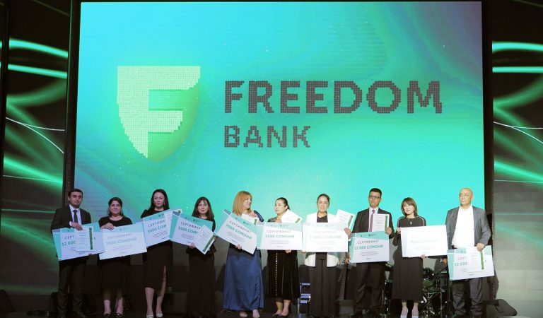 Таджикских журналистов наградили за вклад в финансовую грамотность