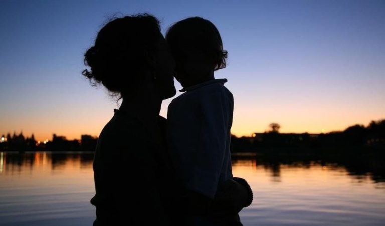 «Её обувь стала мала, а она всё ещё не ходит». Как многодетная мать борется за здоровье дочери