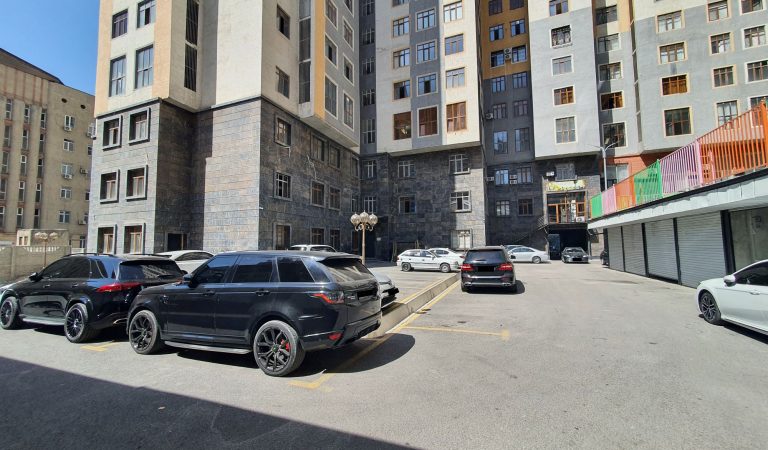Двор или парковка? Почему у новых домов Душанбе всё меньше деревьев и всё больше бетона