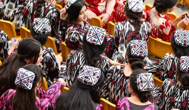 От национальной одежды до стендапа. Как таджикская молодёжь совмещает мировые тренды с национальным кодом