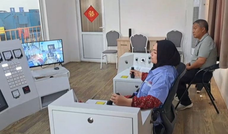 Дар сари чанбараки мошинаи кони “Шӯроб”. Қиссаи ҷавонзане, ки машинисти № 1 шуд